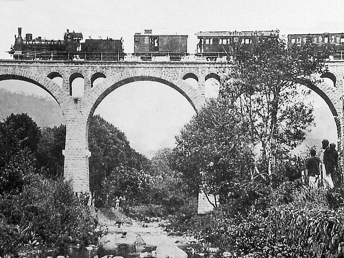 Eisenbahn-Viadukt im Nettetal 1920