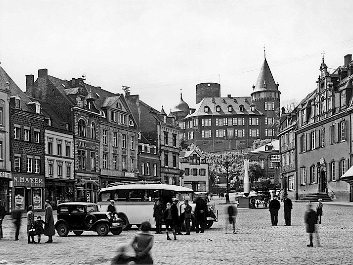 Marktplatz 1936 mit Bombenattrappe (Luftschutz-Vorbereitung)